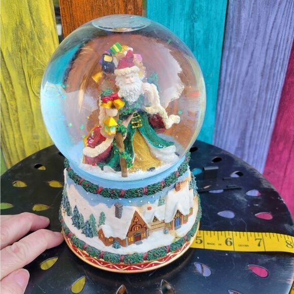 Music Santa Snow Globe - Picture 4 of 12
